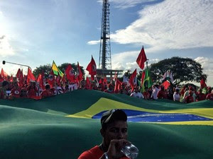 Grupo marcha em Brasília em direção ao Congresso Nacional levando à frente a bamdeira do Brasil (Foto: Alexandre Bastos/G1)