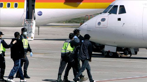   España deportó a 3.111 inmigrantes en 2013 en 148 vuelos de repatriación 