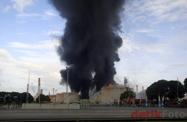 Api dan Asap Masih Keluar dari Tangki Pertamina