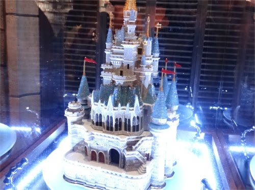 東京ディズニーランドで一番高額なあの商品を持っている芸能人とは ディズニー裏話 雑学 トリビアが2 000話以上 ディズニーブログ じゃみログ