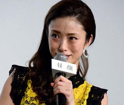 上戸彩が映画 昼顔 公開初日舞台あいさつで号泣 画像あり 不倫相手役 斎藤工の言葉で涙腺崩壊 ネットでは2人の関係に期待の声も 今日の最新芸能ゴシップニュースサイト 芸トピ