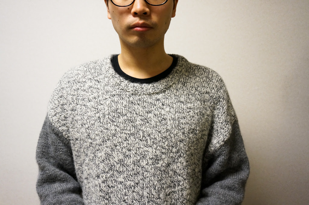 ニットの首元からインナーが見えるのを防ぐ方法とオススメのtシャツ むーろぐ