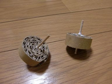 ダンボールとつまようじのこま 簡単手作りおもちゃの作り方 工作図鑑