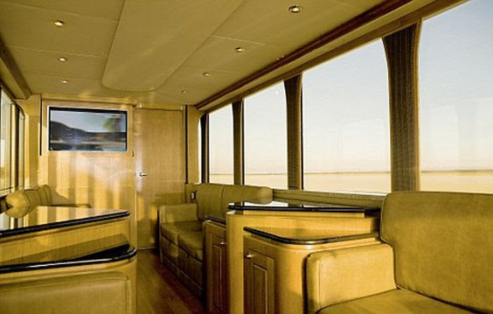 Ashton Kutcher's Villa on Wheels (9 pics)