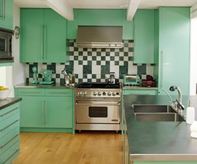 Decorating a colorful kitchen 