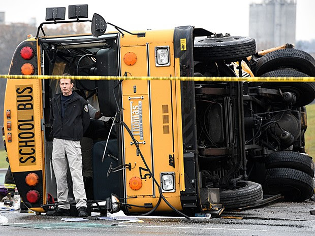 Ônibus onde as três vítimas morreram após acidente nos Estados Unidos nesta terça-feira (2) (Foto: Michael Patrick/Knoxville News Sentinel/AP Photo)