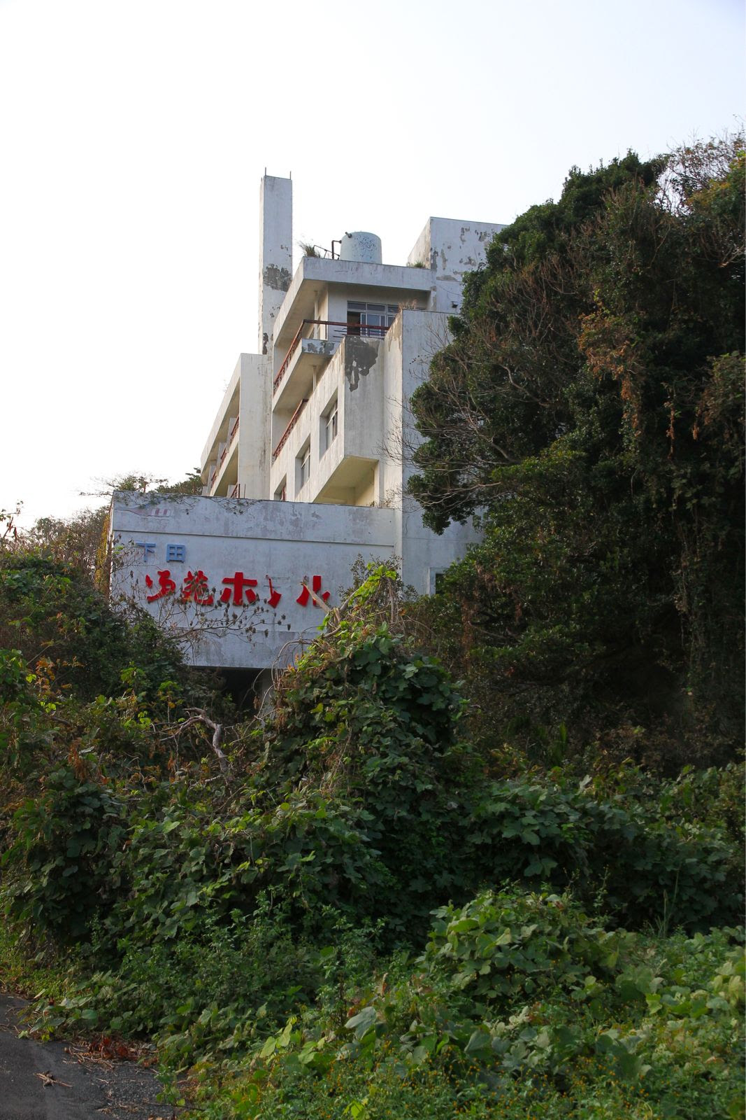 布団だらけの廃墟 下田 苑ホテル 伊豆 その１ ワンダーjapan編集長のブログ