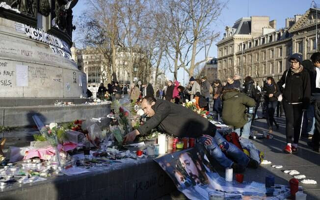 Homenagem na praça da República aos 17 mortos nos ataques a Paris. Foto: AP Photo
