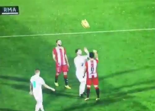 cau-thu-girona-tai-hien-man-nem-bong-choc-tuc-sergio-ramos