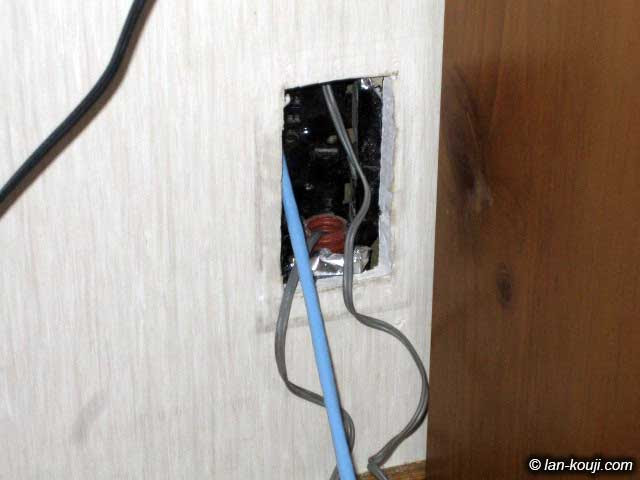LANケーブルを壁の中に通すには？－壁の中や天井裏にケーブルを配線 