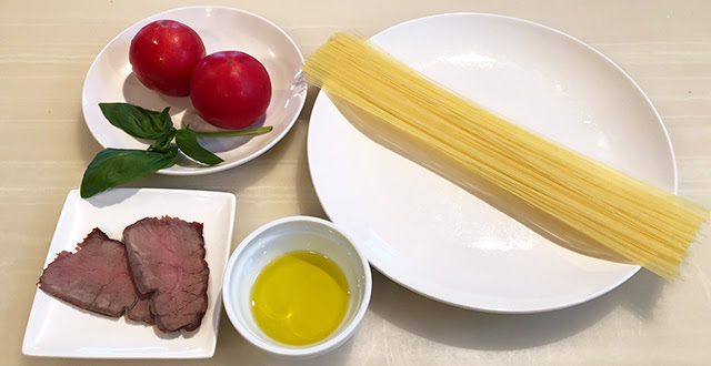犬の手作りレシピ 夏野菜を食べてクールダウン トマトの冷製パスタ ローストビーフ添え を作ろう