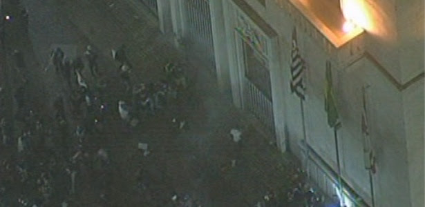 Manifestantes tentam invadir a sede da Prefeitura de São Paulo, no centro da cidade, na tarde desta terça