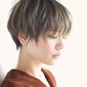 ショートヘアにおすすめのヘアカラーって何 デザインカラーについても詳しく説明します 髪トレブログ