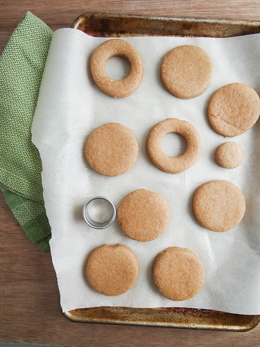peanut butter donuts // chocolate pb frosted