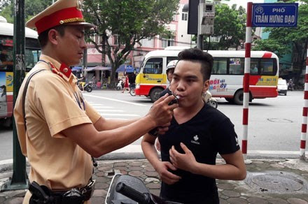 Cảnh sát kiểm tra một trường hợp lái xe về nồng độ cồn. Ảnh minh họa.