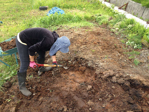 畑は土作りから ぱうわう農園 木崎湖pow Wow キャンプ場 アウトドアクラブ