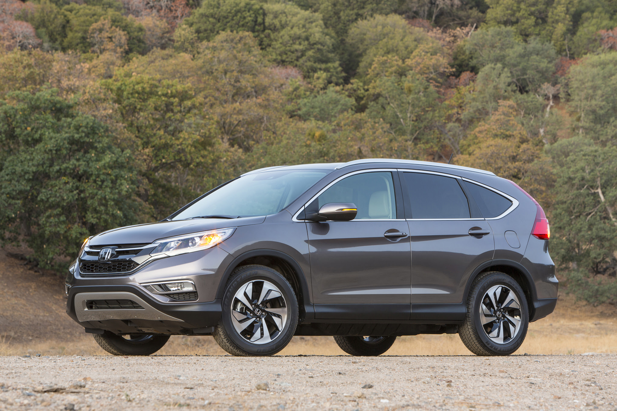 2016 Honda CR V front three quarter 05