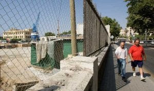 La Junta se resiste a abrir el candado de la verja del puerto