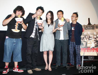 Fjmovie Com 本物のラーメンも舞台に登場 極道めし 初日舞台あいさつ