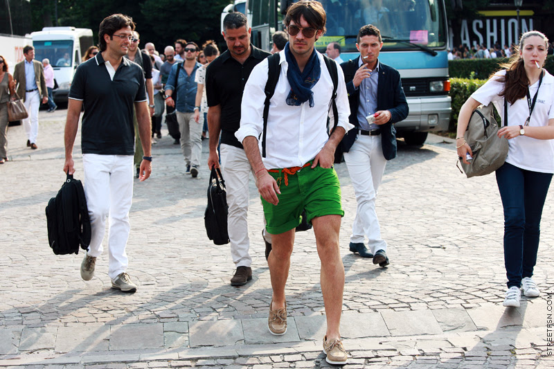 外人さんが大人っぽくオシャレに見えるのは何故 秘訣はドレスとカジュアルのバランスに有り 海外ファッションスナップ特集 最も早くオシャレ になる方法 現役メンズファッションバイヤーが伝える洋服の 知り方 Knower Mag