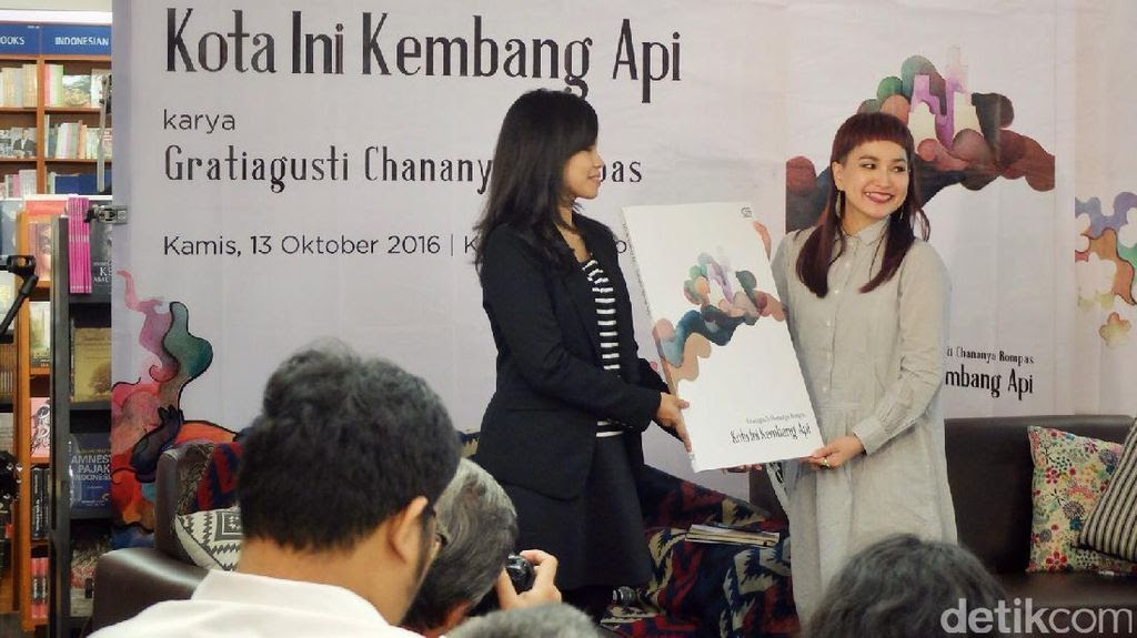 Penyair Anya Rompas Luncurkan Kota Ini Kembang Api