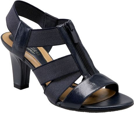 Naturalizer Yazmin Sandal in Black (classic navy)