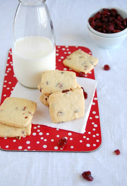 Dried cranberry shortbread / Amanteigados com cranberries secas