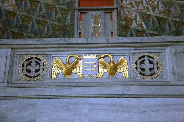 IMG_2994 Oslo City Hall gilded swans