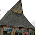 Rumah Adat Batak / Melihat Rumah Adat Batak di Museum Batak Tomok / Provinsi yang berdekatan dengan malaysia ini memiliki medan sebagai ibukota sekaligus pusat pemerintahan.