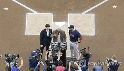 MLB 옐리치·마르티네스, '행크 에런 어워드' 수상