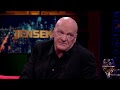 ARNOLD KARSKENS KLAAGT NOS JOURNAAL AAN VOOR DISCRIMINEREN WITTE MENSEN