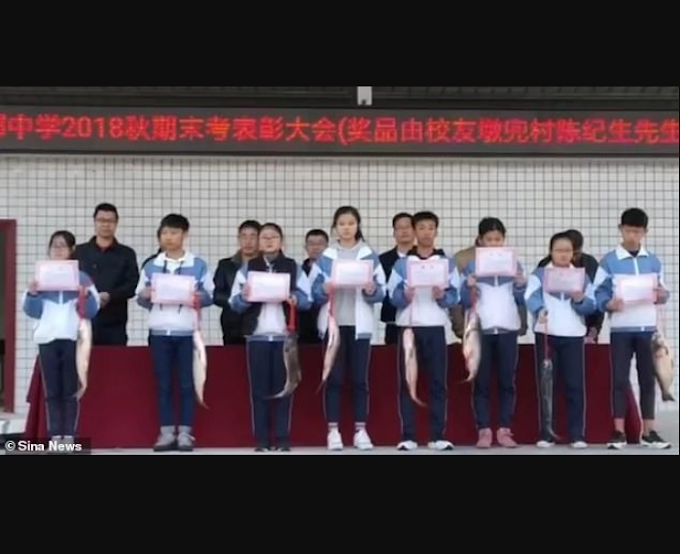 Chinese school awards 30 best students with fresh fish for doing well in exams (Photos)