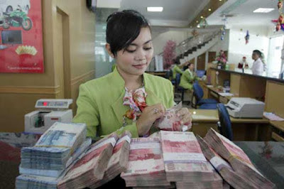 Ambon, Malukupost.com - Pimpinan Kantor Perwakilan Bank Indonesia (BI) Provinsi Maluku Bambang Pramasudi mengatakan, pihaknya mulai melayani masyarakat umum di Kota Ambon untuk kegiatan penukaran uang kecil sejak Senin hari ini. "Hari ini ada tiga bank yang sudah bisa melayani penukaran uang kepada masyarakat, yakni bank BTN di Jalan.Diponegoro, bank Syariah Mandiri di Jl Pala dan bank Artha Graha di Jl.Diponegoro sejak hari Jumat (19/5) sudah melakukan penukaran di bank BI," kata Pimpinan Kantor Perwakilan Bank Indonesia (BI) Provinsi Maluku Bambang Pramasudi di Ambon, Senin (22/5).