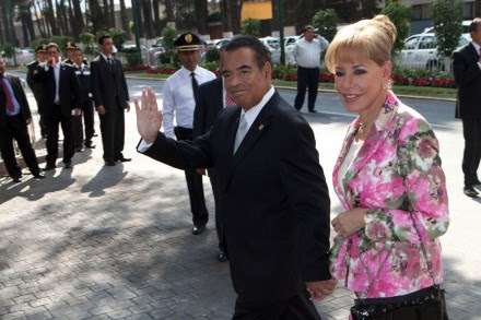 Humberto Benítez Treviño, titular de la Profeco, acompañado de su esposa. Foto: Miguel Dimayuga