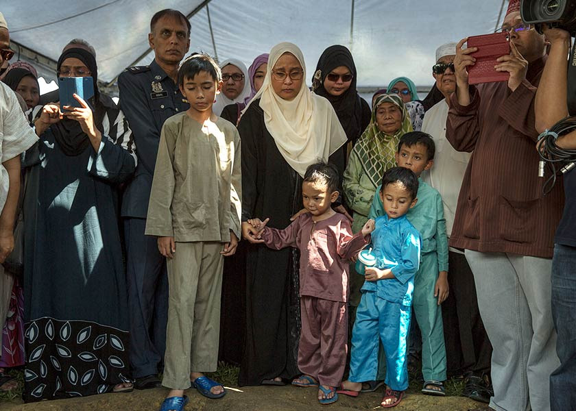 Allahyarham Mejar Yazmi meninggalkan seorang balu, Noor Shafora Izwa Mohd Hilmi dan enam orang anak iaitu Mikhail Adam Riaz, 11, Mukhriz Anwar Riaz, 10, Muaz Addin Riaz, 7, sepasang kembar, Mika Adden Riaz dan Mika Addin Riaz, masing-masing 4 tahun dan Musa Ayman Riaz, 3 Tahun. - Foto Astro AWANI / SHAHIR OMAR