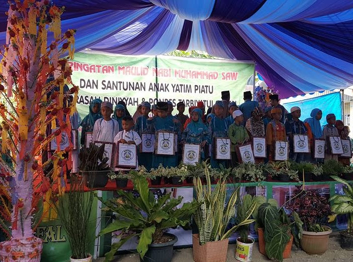 Peringatan Maulid Nabi & Santunan Yatim Piatu Di Madrasah 