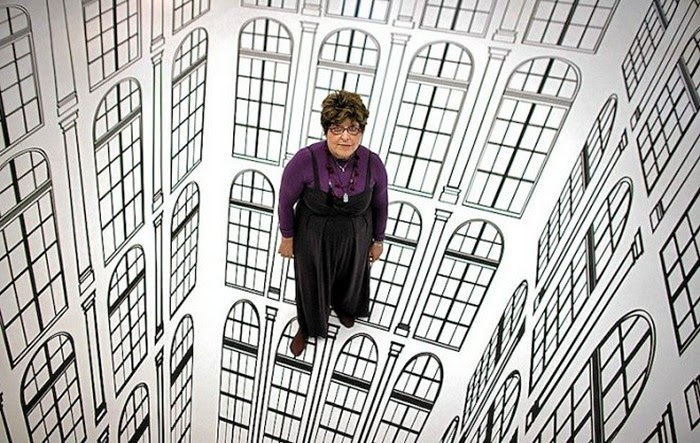 O eterno abismo, traduzido pelas tintas de Regina Silveira