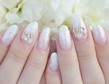 冬の華やかパールホワイト グラデーションネイル 成増3分のネイル フェイシャルサロンcenbless センブレス
