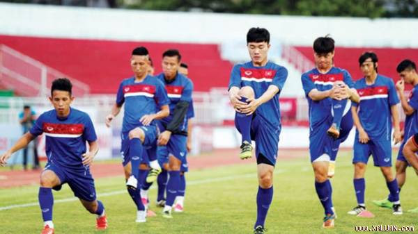 HLV Hữu Thắng sẽ phải thể hiện tài xoay trở của mình trong trận đấu với Jordan tối nay, sau những khó khăn trong quá trình chuẩn bị cho trận đấu. Ảnh: VSI.