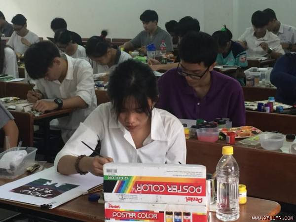 Thí sinh dự thi môn vẽ trang trí màu sáng 2.7