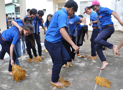 Thanh niên xã Tân Hưng trong phần thi tổ chức trò chơi theo hình thức teambuilding “Di chuyển trên lá cây”.