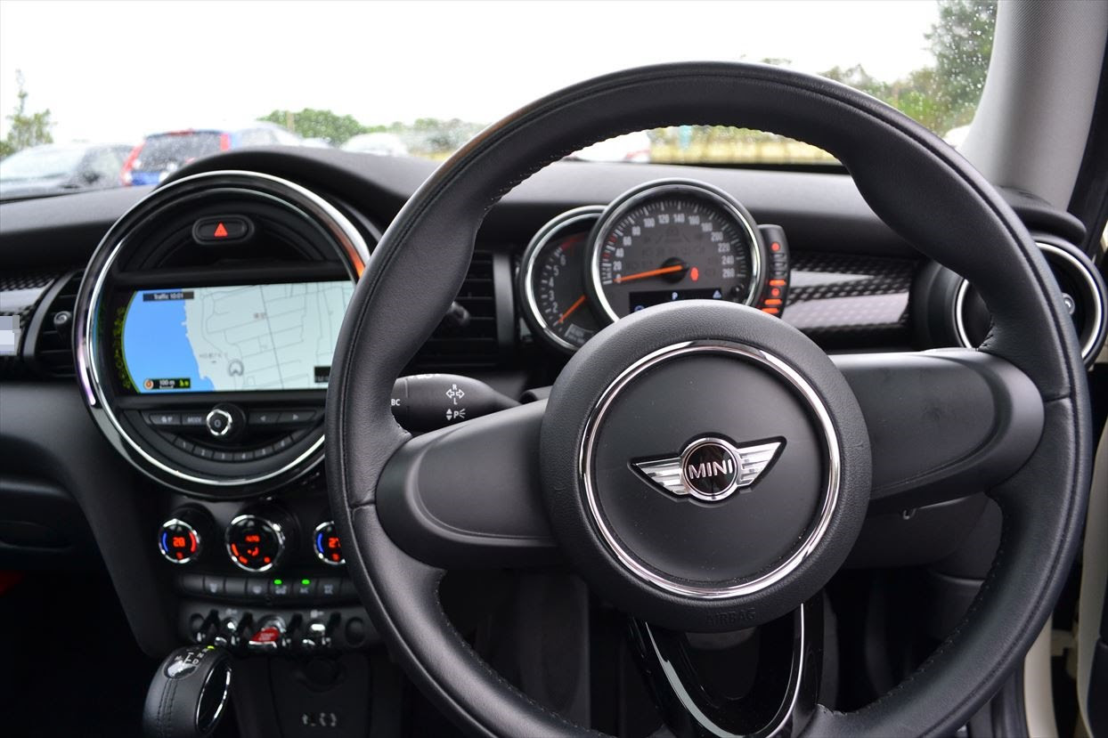 ミニクーパーのカスタム例 内装もオシャレにしてドレスアップ