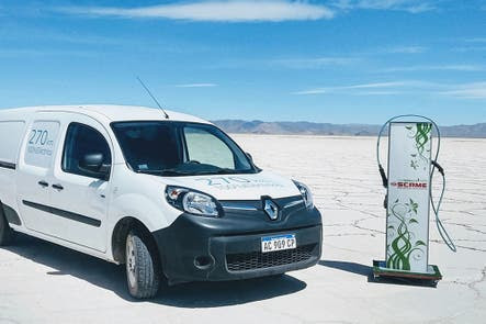 El utilitario Renault Kangoo Z.E. y uno de los cargadores móviles dispuestos para la recarga
