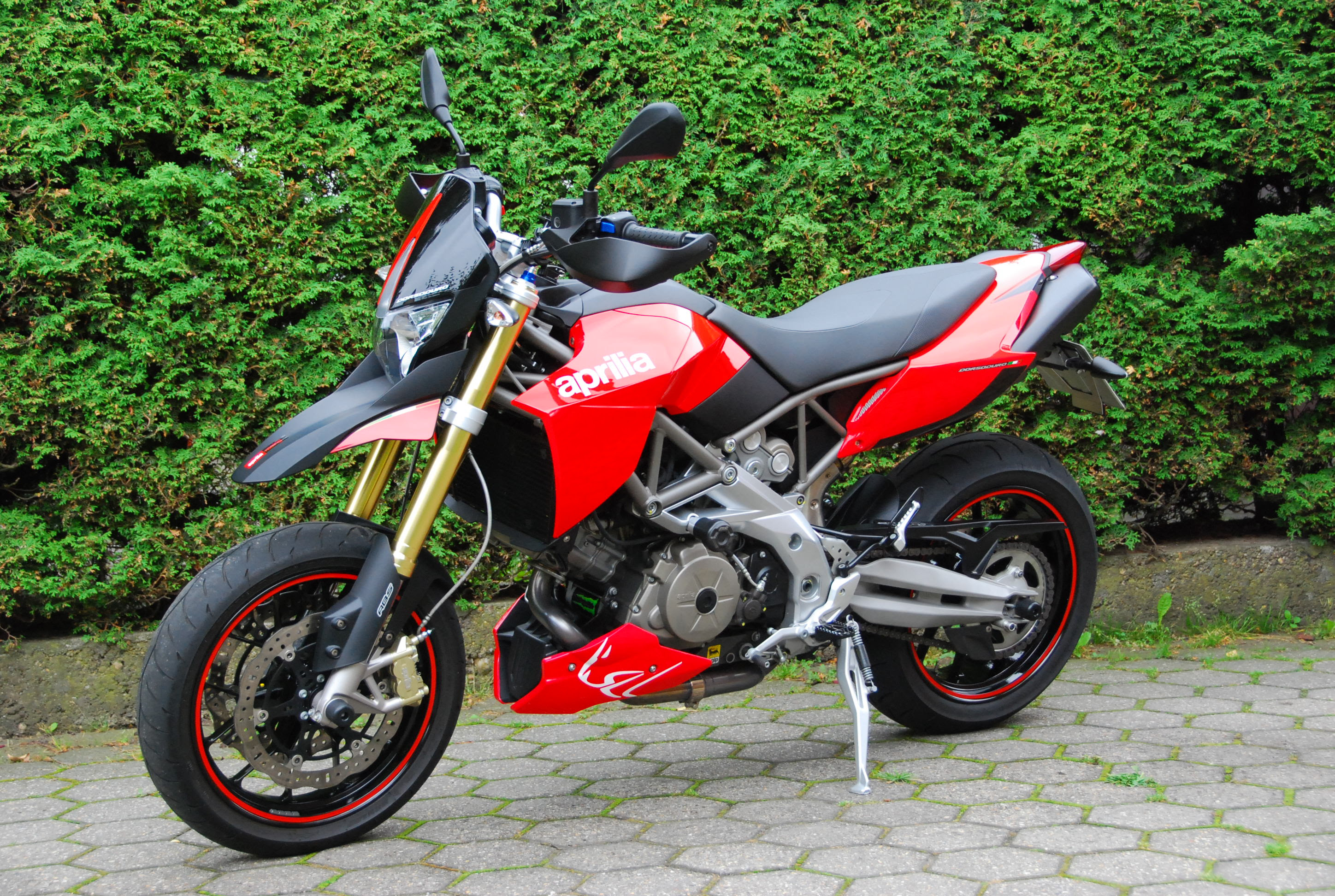 Review of Aprilia SMV Dorsoduro 750 750: pictures, live ...