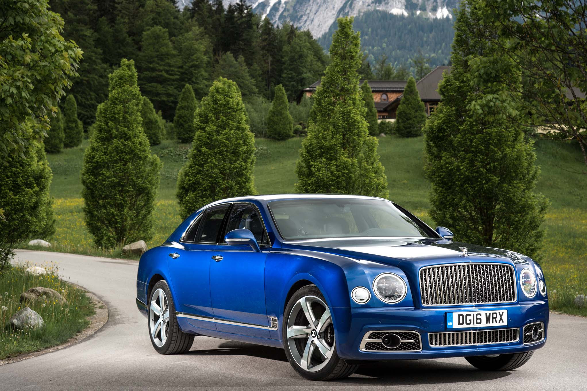 2017 Bentley Mulsanne Speed front three quarter 02