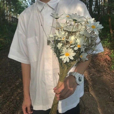 拿花部位男生头像高清不露脸的文艺男拿花图片头像 男生头像 美头网