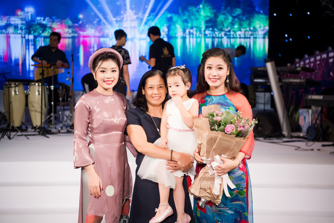 sao-mai-thu-hang-va-chi-gai-duoc-me-thap-tung-khi-chay-show-3