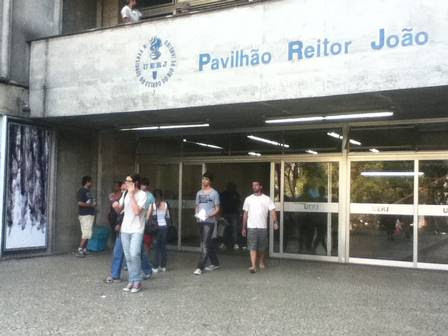Alunos deixam local de prova no campus Maracanã