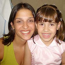 Ana Carolina Cunha de Oliveira e a filha, Isabella, 5, que caiu do  sexto andar de prédio