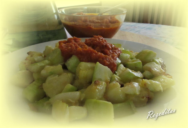 salsa de bravas con calabacín o berenjena